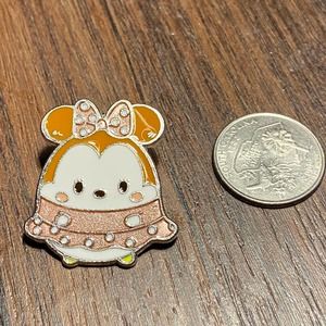 Disney land hong kong park ufufy minnie mouse cutie round silver pin 2017